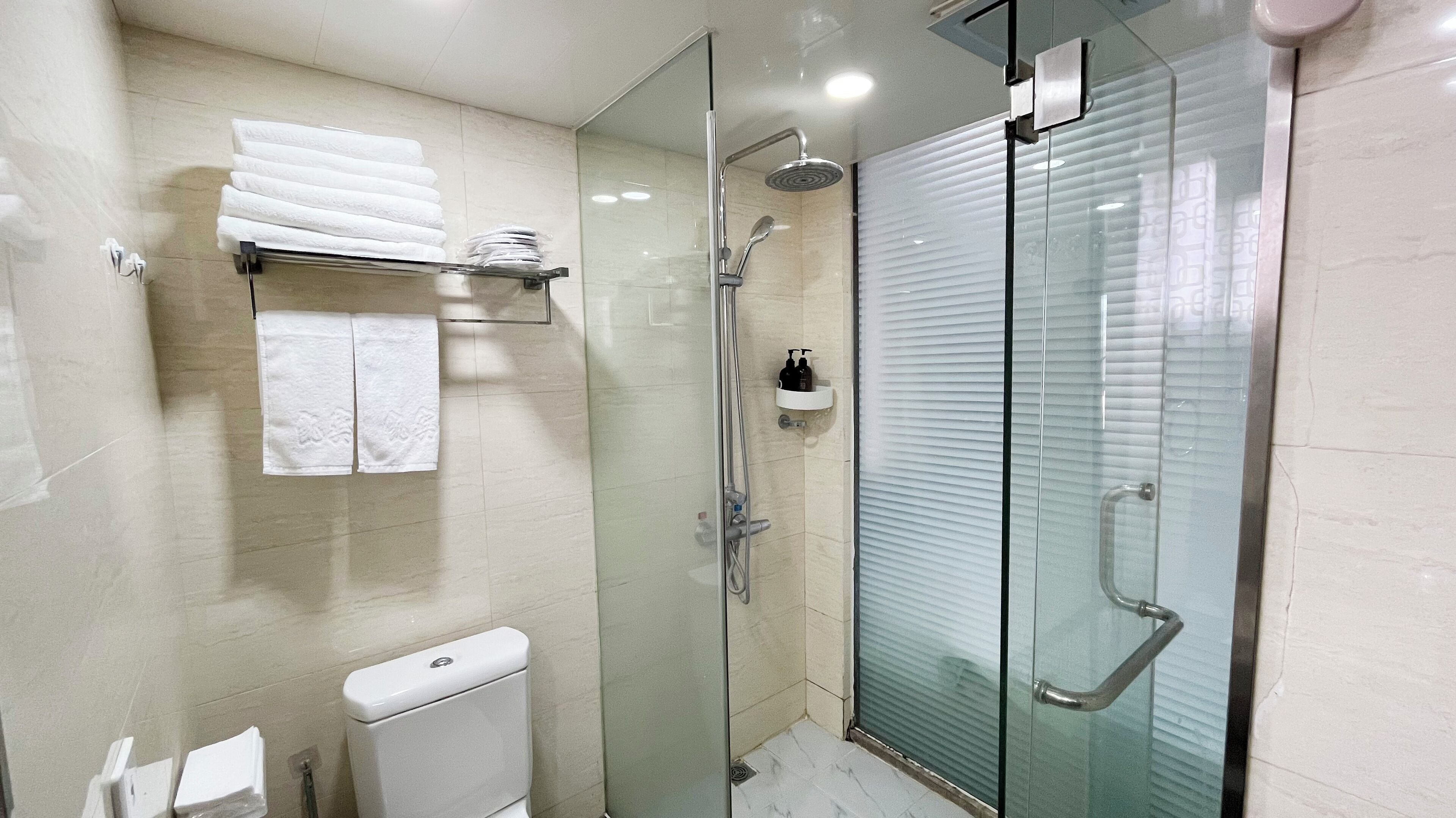 Business Twin Apartment | Bathroom