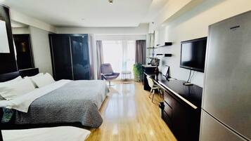 Escritorio, espacio para trabajar con laptop y cortinas blackout