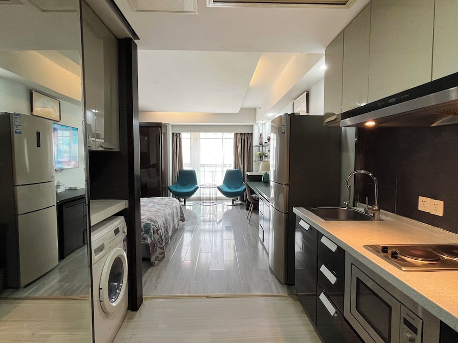 Business Apartment | Private kitchen | Fridge, microwave, stovetop, coffee/tea maker