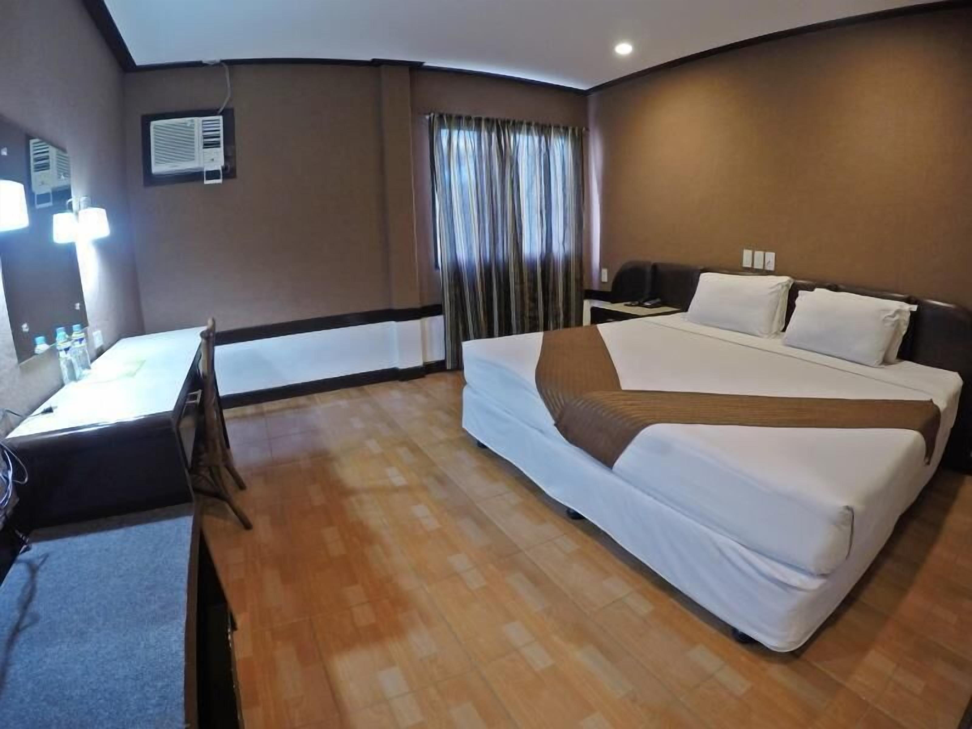 Bàn, nôi/giường cho trẻ sơ sinh (phụ phí) 