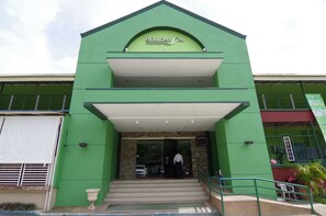 Property entrance - Holiday Spa Hotel (Cebu City)