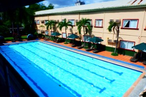 Outdoor pool, pool umbrellas - Holiday Spa Hotel (Cebu City)