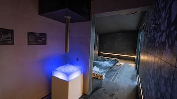 Un baño moderno con suelo radiante, un recipiente de vidrio con hielo y un cartel en la pared.