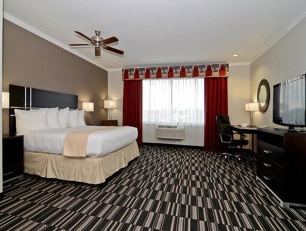 Pillowtop beds, desk, iron/ironing board, free WiFi