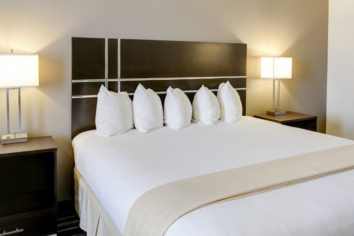 Surmatelas, bureau, fer et planche Ă repasser, Wi-Fi gratuit