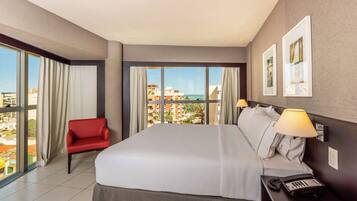 Habitación, 1 cama King size, vista a la bahía, en esquina | Caja de seguridad en la habitación y escritorio