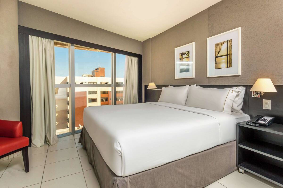 Room, 1 King Bed, Bay View, Corner | In-room safe, desk, iron/ironing board, WiFi (free)