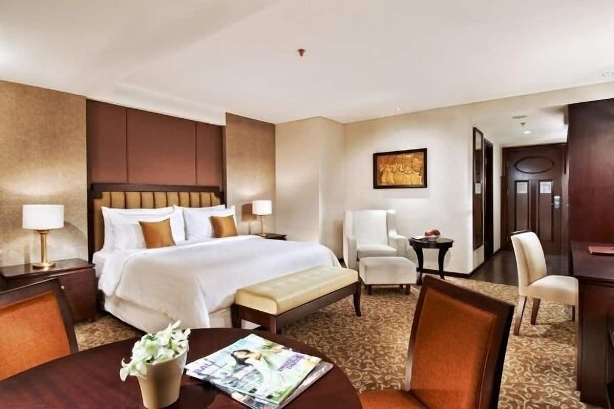 Ros Executive Condotel | 客房內保險箱、書桌、熨斗/熨衣板、折疊床/加床