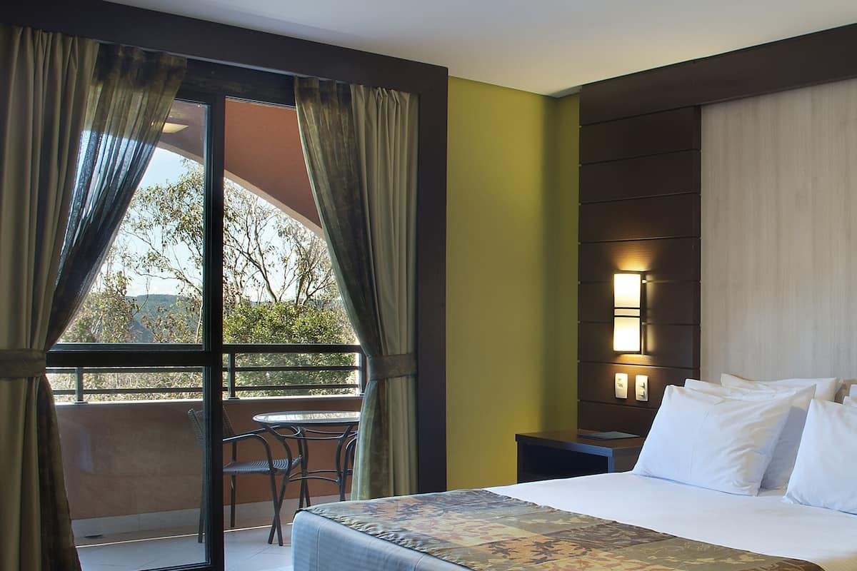 Minibar, caja de seguridad en la habitación y escritorio