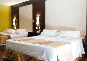 Minibar, caixa forta a l'habitació, escriptori i cortines opaques 