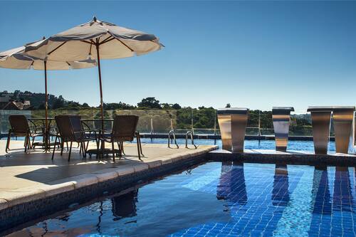 2 piscinas externas, guarda-sóis, espreguiçadeiras