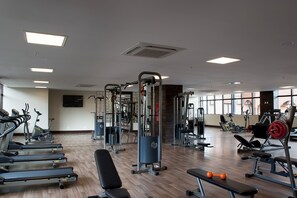 A gym with treadmills, weight machines, and free weights. - Master Gramado Hotel (Gramado)