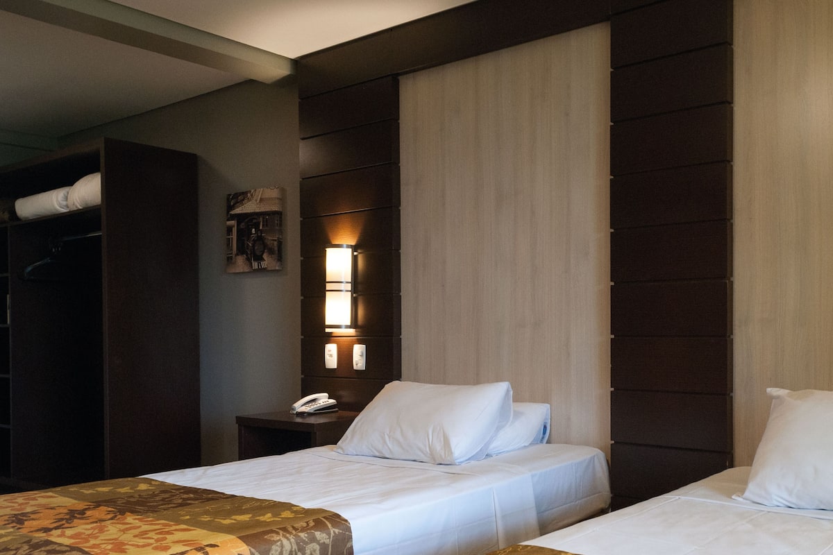 Classic Twin Room | Minibar, in-room safe, desk, blackout drapes