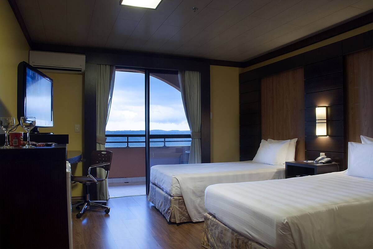 Minibar, caja de seguridad en la habitación y escritorio