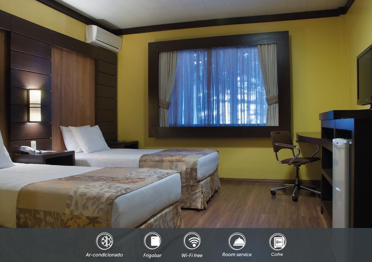 Minibar, brankas, meja kerja, dan tirai kedap cahaya