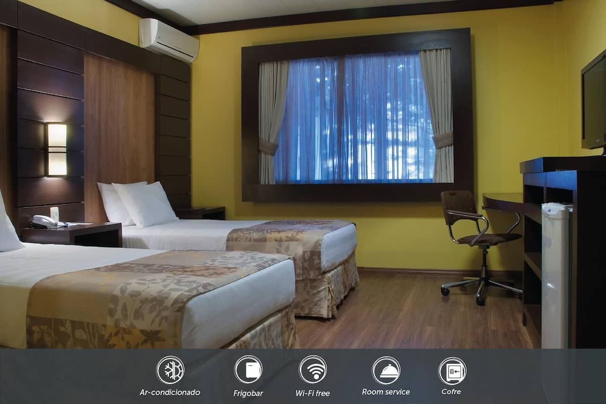 Frigobar, cofres nos quartos, escrivaninha, cortinas blackout