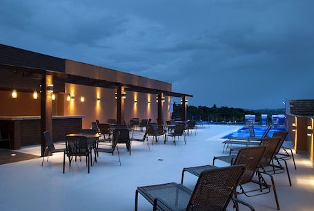 Bar junto a la piscina