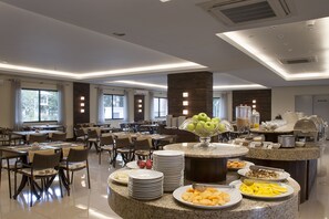 Free daily buffet breakfast - Master Gramado Hotel (Gramado)