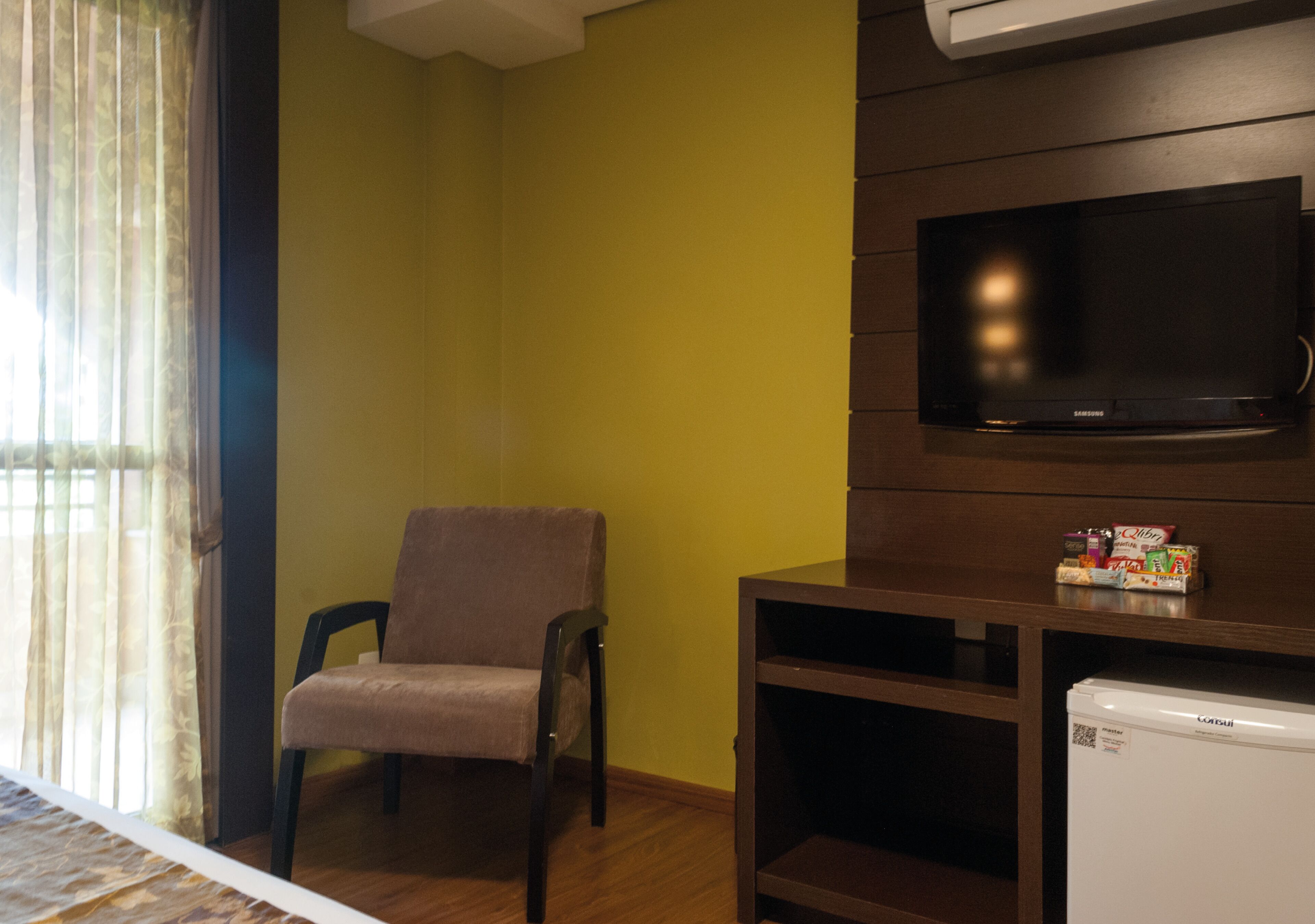 family room (superior) | 1 bedroom, minibar, in-room safe, desk