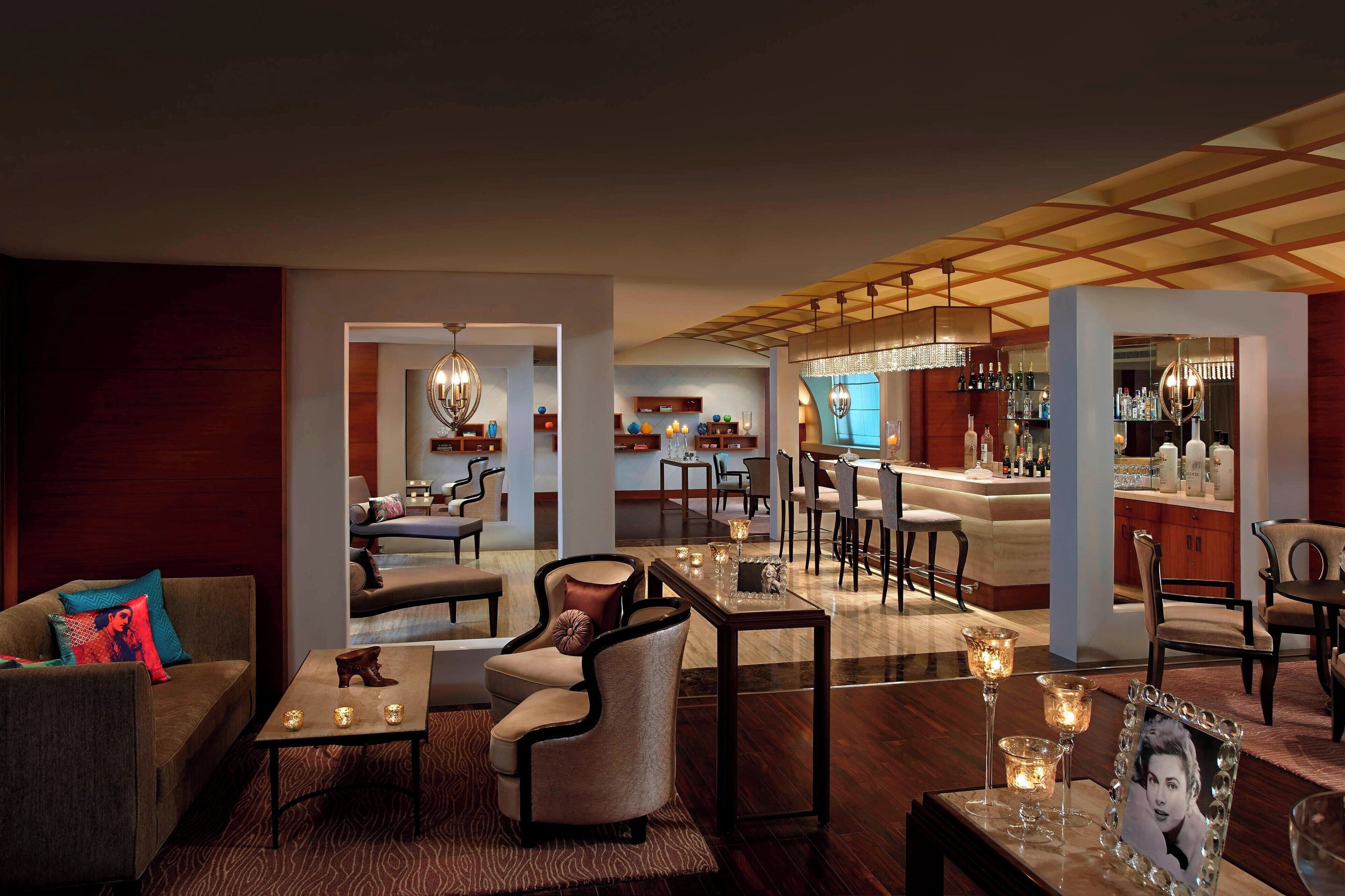 2 bars/lounges