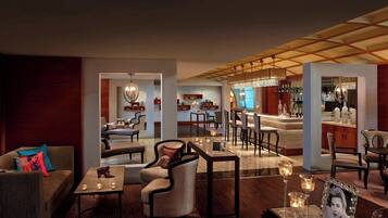 2 bars/lounges