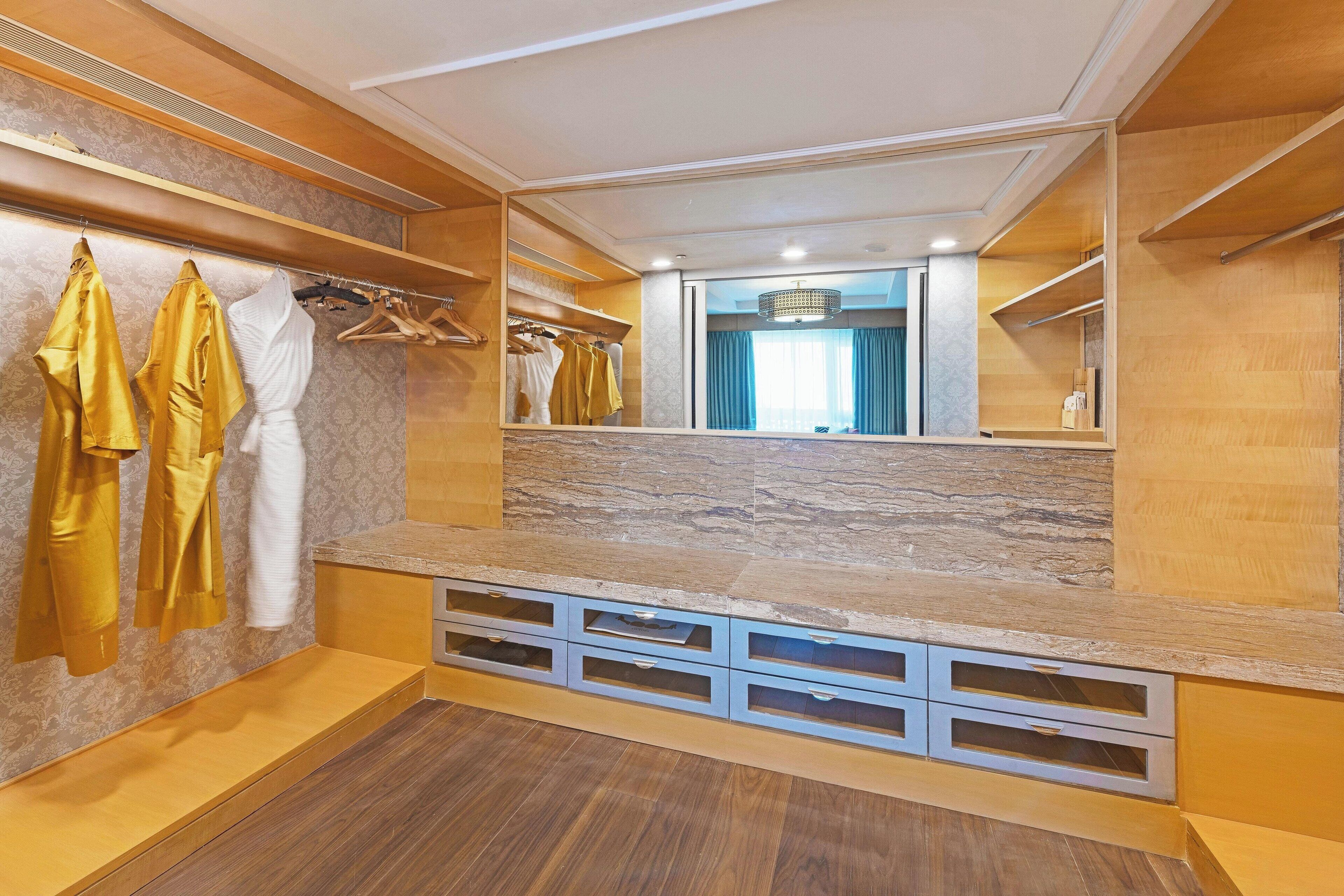 club suite, 1 bedroom | 1 bedroom, hypo-allergenic bedding, in-room safe, desk