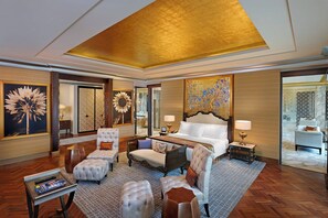 Hypo-allergenic bedding, in-room safe, desk, laptop workspace