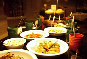 Petit déjeuner buffet (1947 INR par personne)