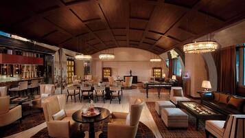 2 bars/lounges