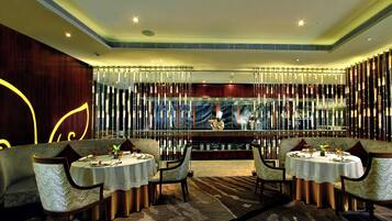 8 restaurants, dinner served