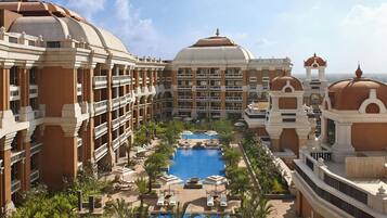 5 piscinas externas, guarda-sóis, espreguiçadeiras