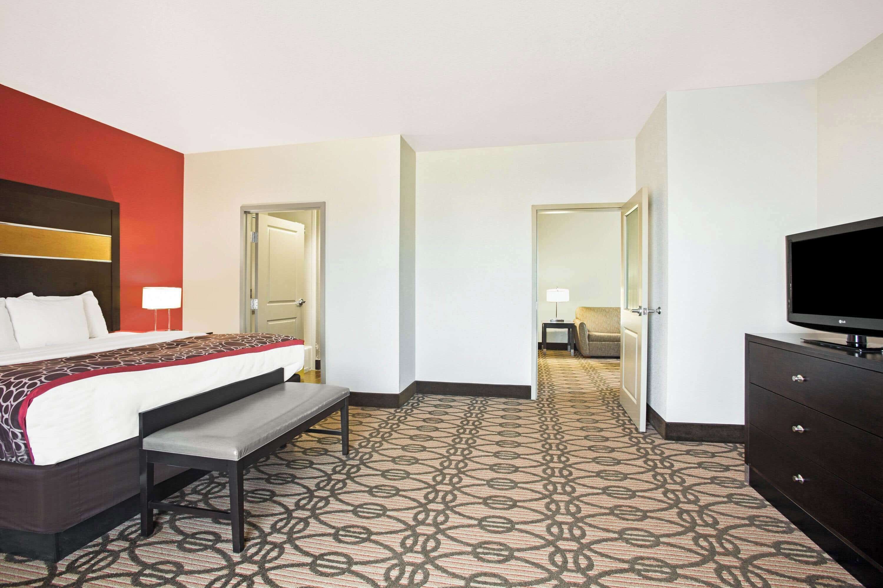 deluxe suite, 1 king bed, non smoking (deluxe executive suite) | premium bedding, desk, blackout curtains, iron/ironing board