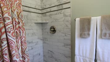 Camera, 1 letto queen, vista giardino | Bagno | Accappatoio, asciugamani