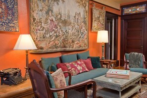 Library - Kelley & Young Wine Garden Inn (Cloverdale)