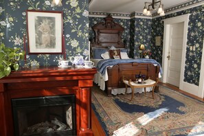 8. Vintage Tower Suite | Free WiFi - Kelley & Young Wine Garden Inn (Cloverdale)