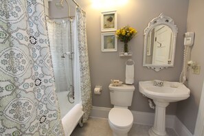 스위트, 킹사이즈침대 1개 | 욕실 | 목욕가운, 타월