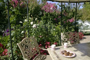 Garden - Kelley & Young Wine Garden Inn (Cloverdale)