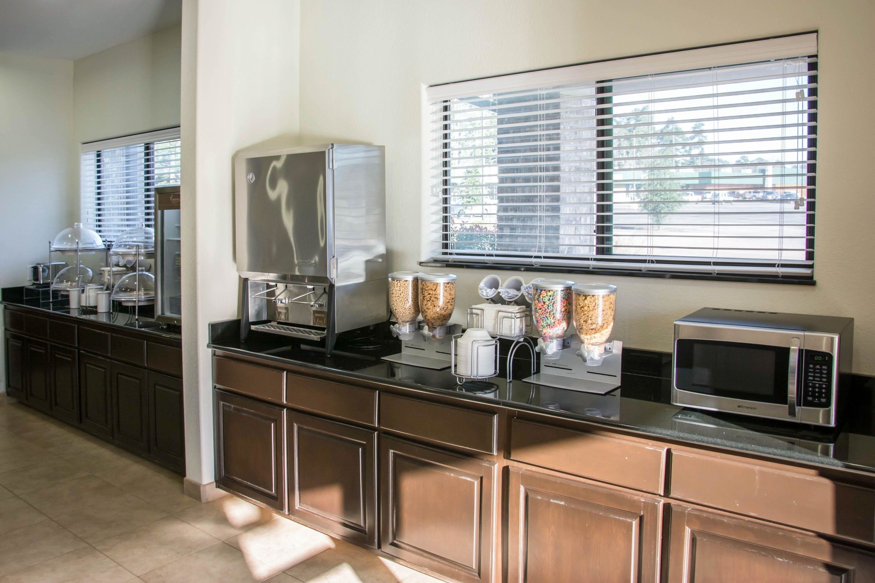 free buffet breakfast