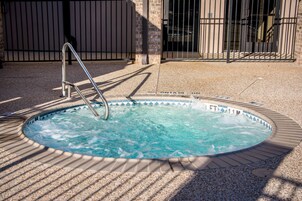 Una piscina al aire libre de temporada