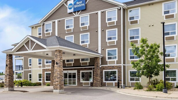 Best Western -hotelli, jossa on katettu sisäänkäynti, useita kerroksia ja maisemoitu alue, jossa on myös puu.