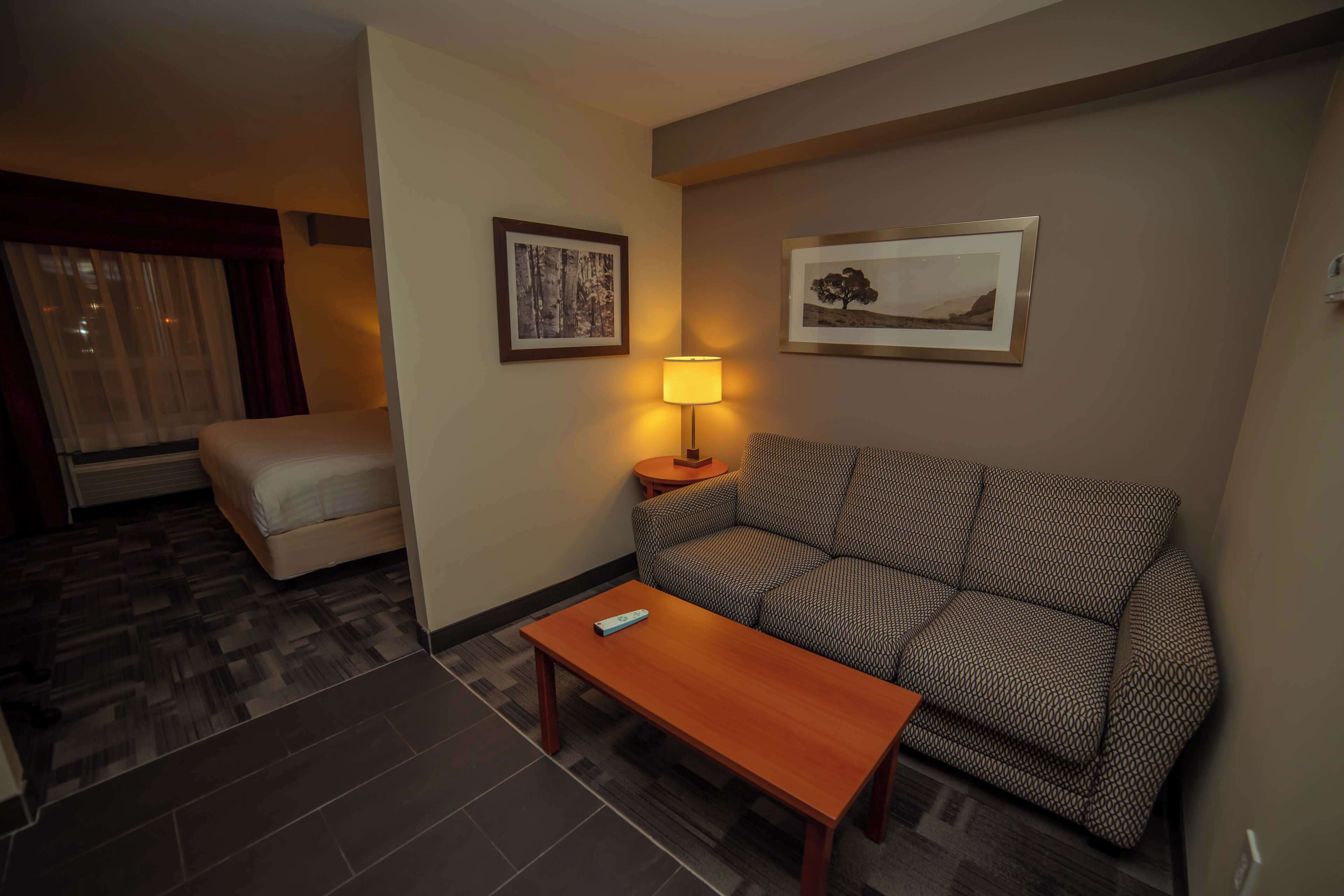 suite, 1 king bed, non smoking | private kitchenette | mini-fridge, microwave, coffee/tea maker