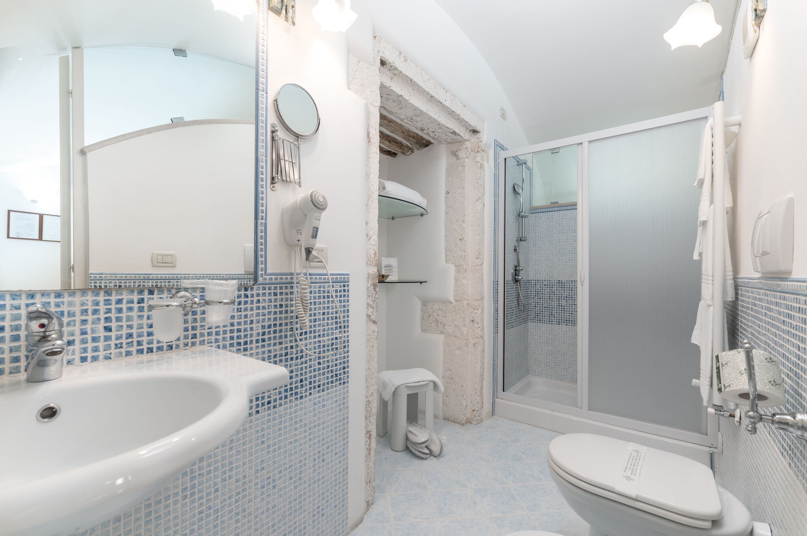 triple room | bathroom | shower, free toiletries, bidet, towels