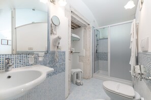 Habitación triple | Baño | Ducha, artículos de higiene personal gratuitos, bidé y toallas