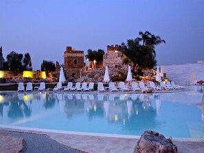 Piscine extérieure, chaises longues