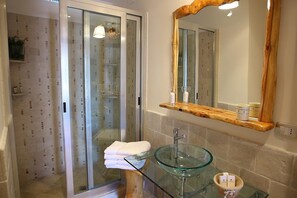 Dusche, Regendusche, kostenlose Toilettenartikel, Haartrockner