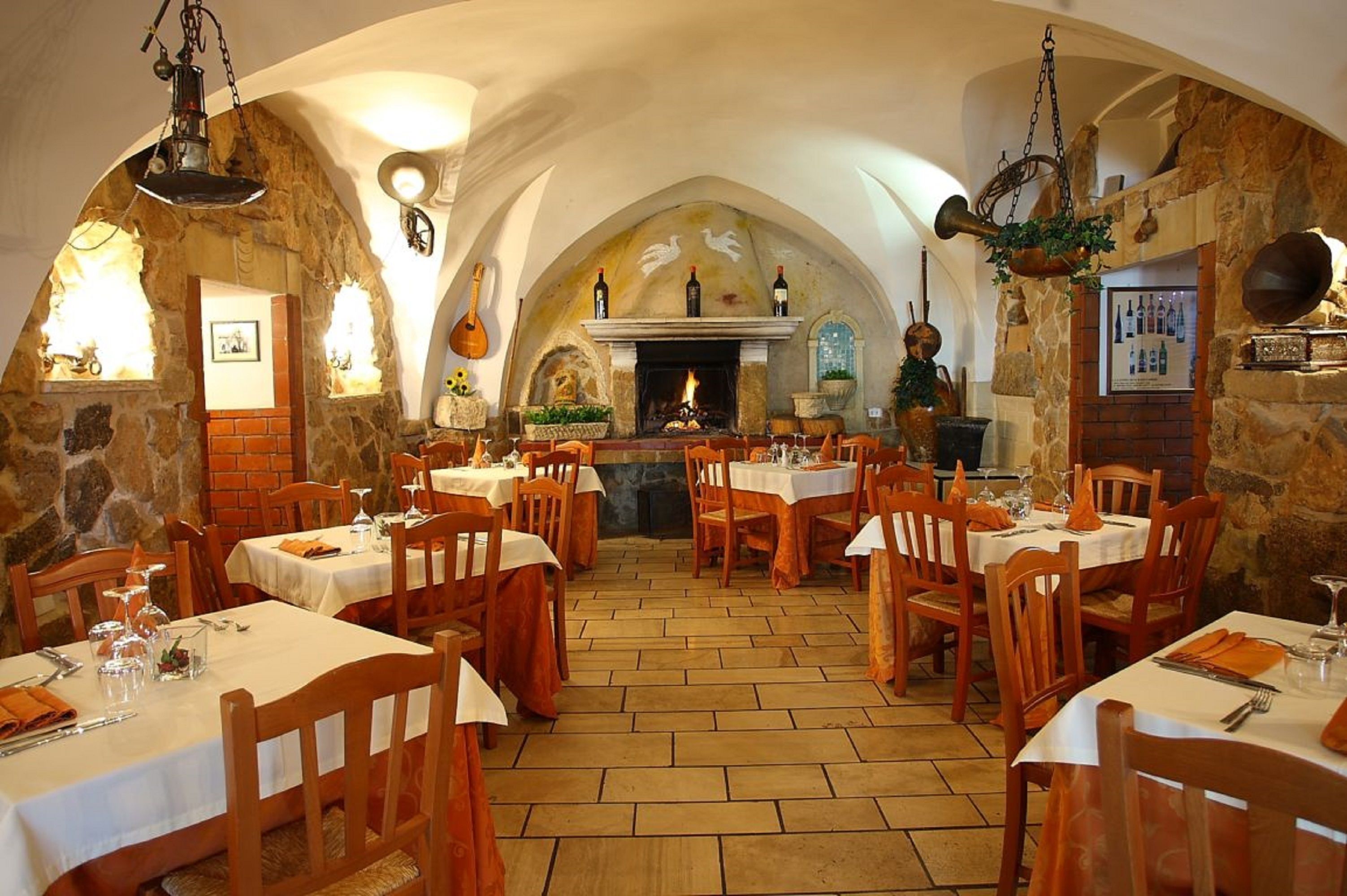 Se sirven desayunos, comidas, cenas y cocina local con vista al jardín