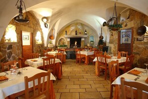 Petit déjeuner, déjeuner et dîner servis sur place, vue sur le jardin