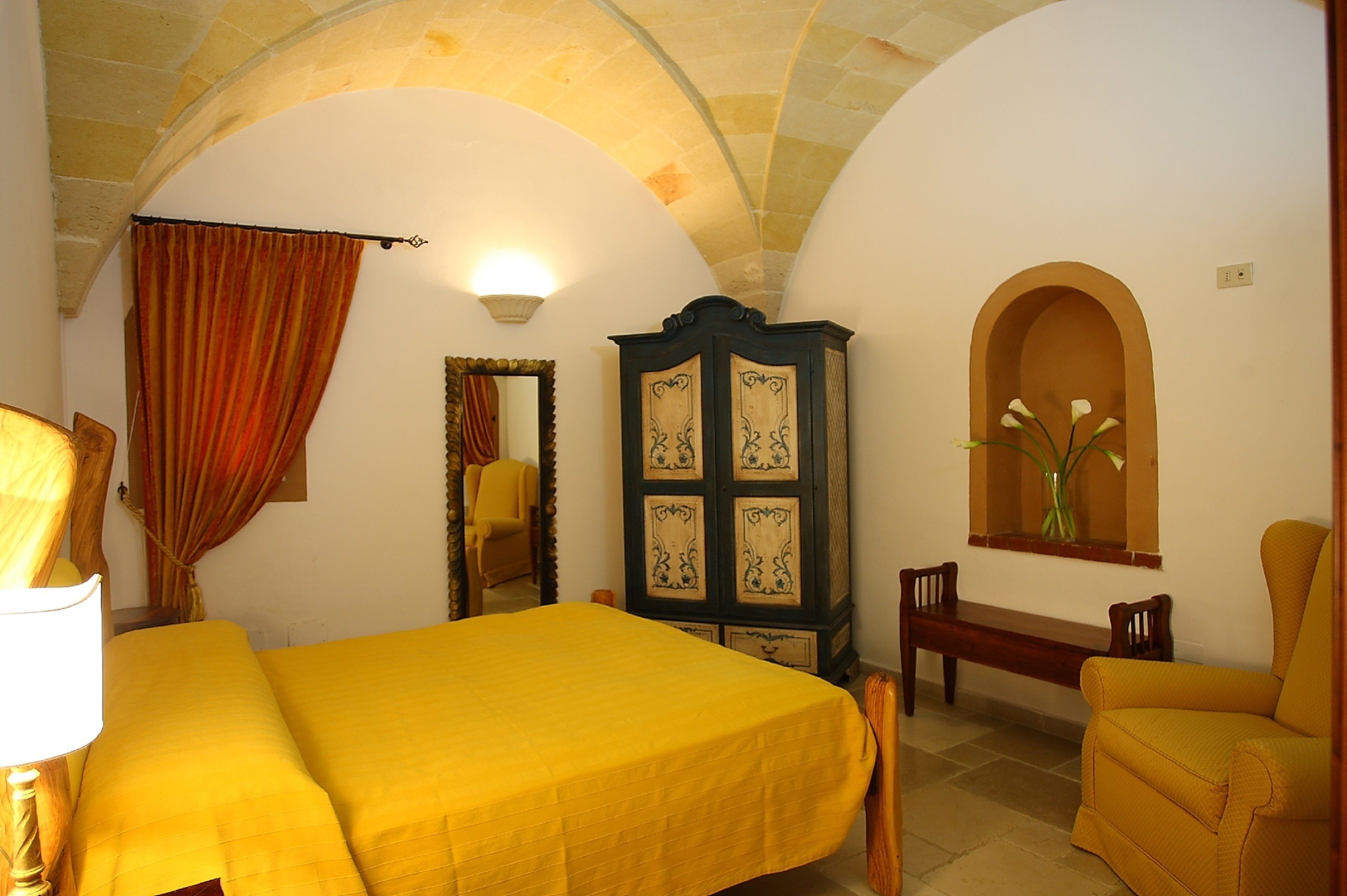 Hochwertige Bettwaren, Zimmersafe, individuell dekoriert