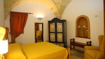 Hochwertige Bettwaren, Zimmersafe, individuell dekoriert