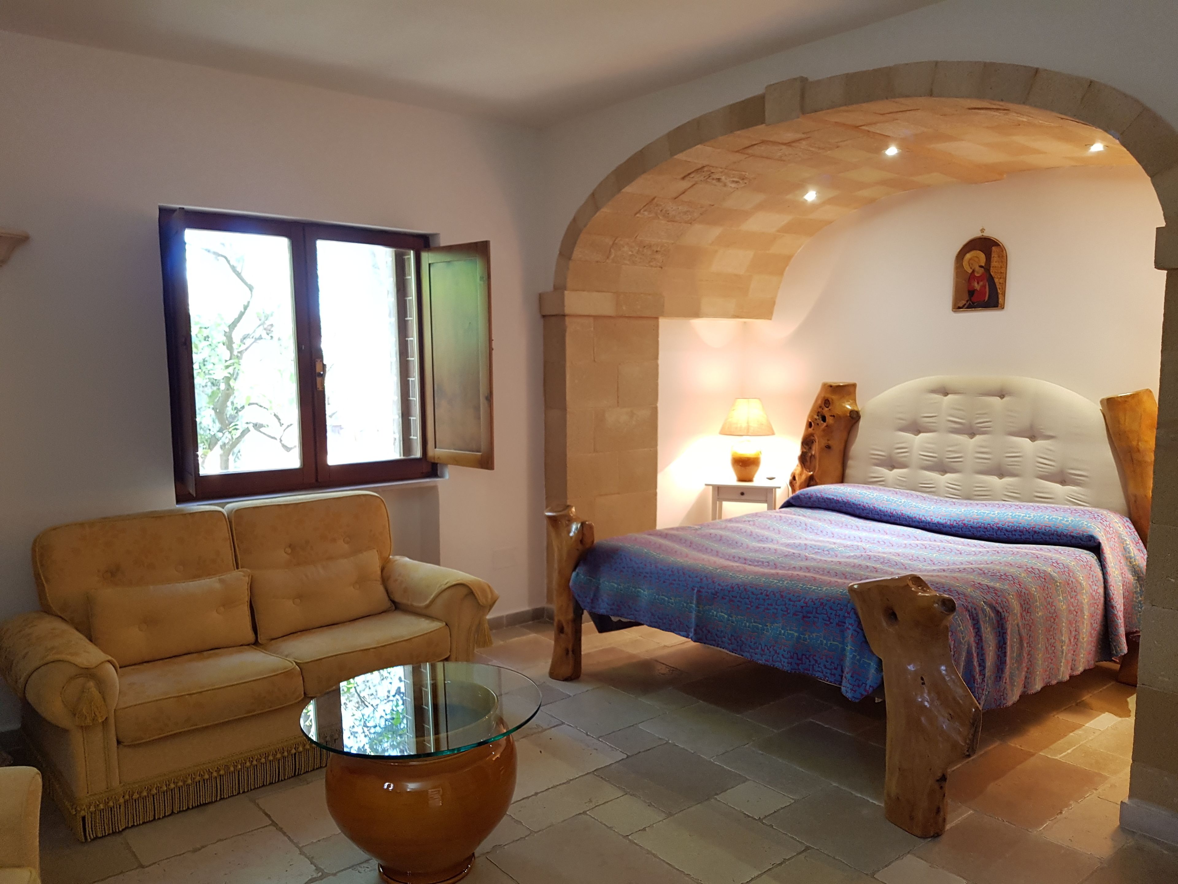 Ropa de cama de alta calidad y caja de seguridad en la habitación 